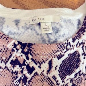 Est. 1946; Small; Snakeskin, pink, brown; long sleeve sweater; ribbed detail.